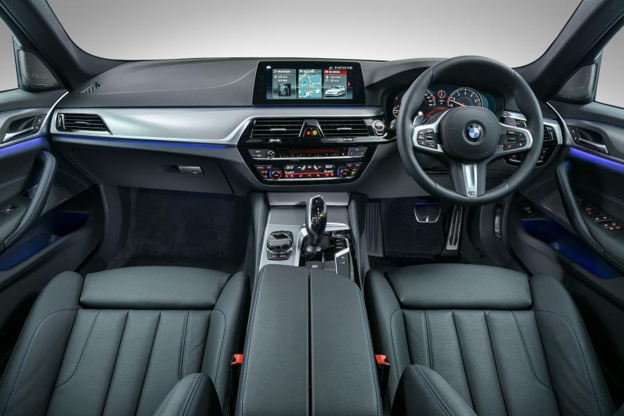 Торпедо BMW 540i Sedan M Sport 2017 года  (ZA) (фото 34 из 40)
